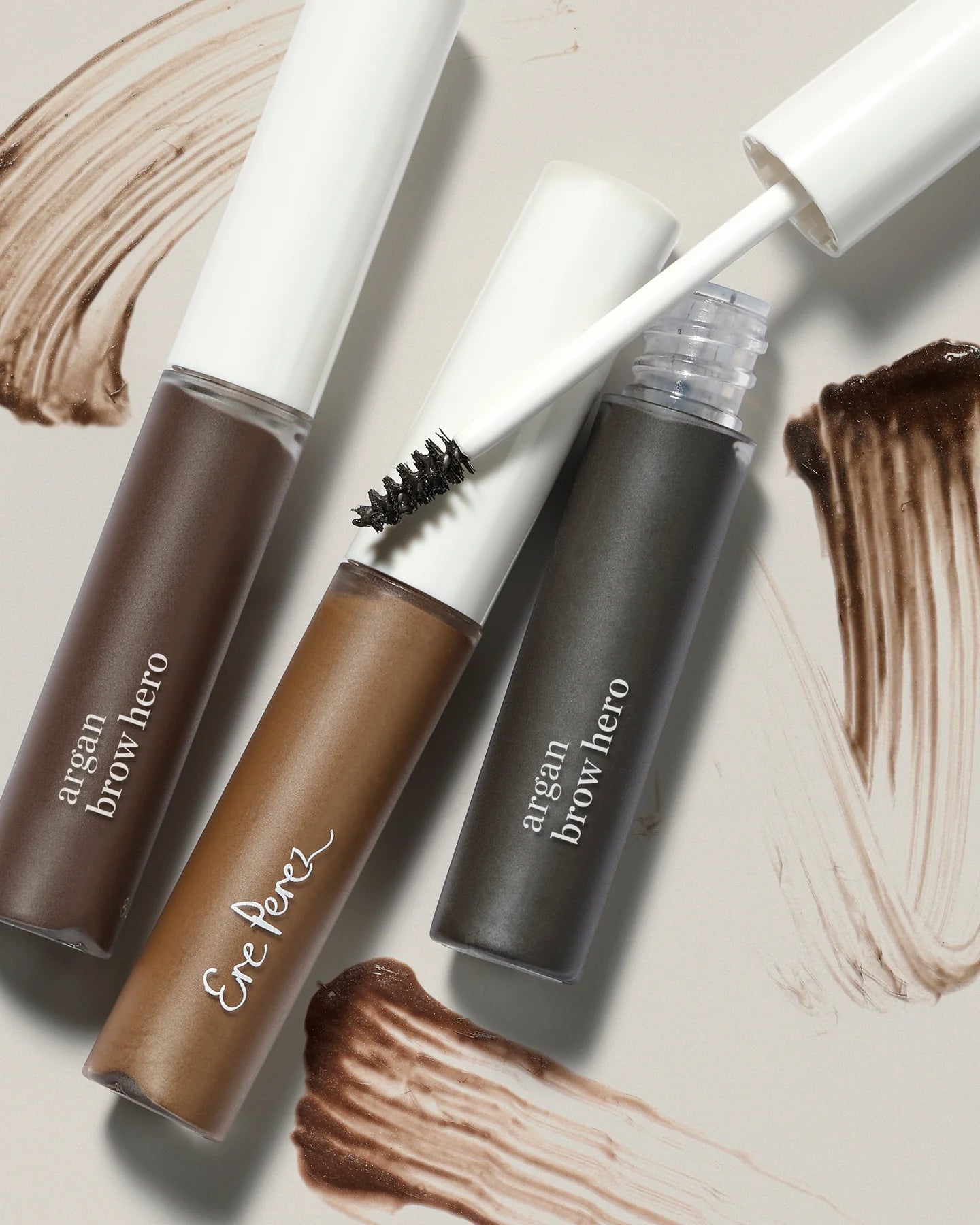 De Argan Brow Hero van Ere Perez is een vegan en dierproefvrij Tinted Brow Gel in 3 verschillende kleuren. De vegan Brow Gel houdt je wenkbrauwen in model, geeft ze kleur en bevat daarnaast kleine vezels om je wenkbrauwen meer volume te geven. 