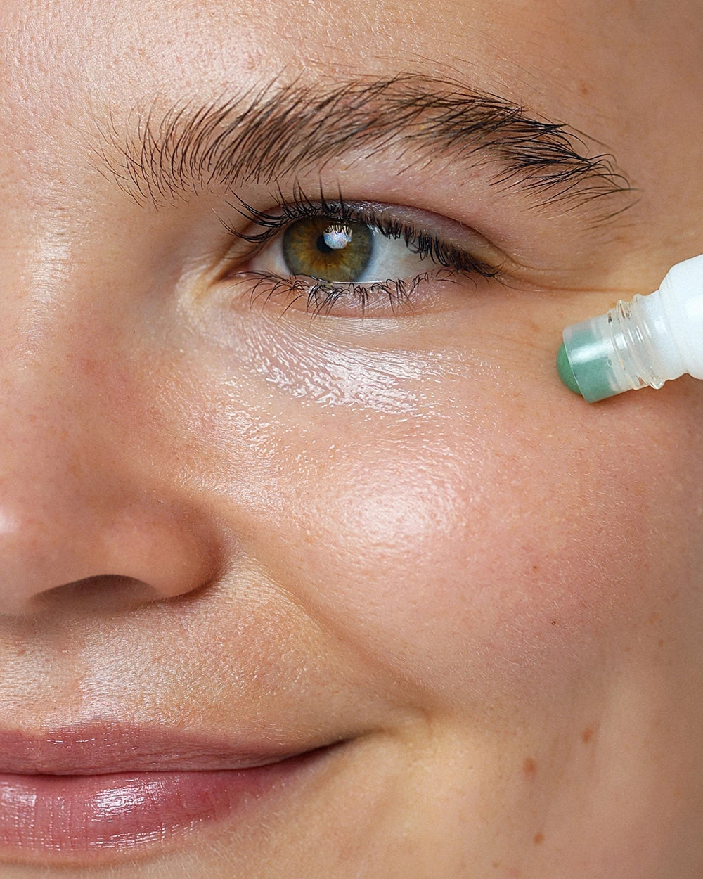 Grape Water Eye Serum van Ere Perez is een verfrissend vegan en dierproefvrij oogserum dat speciaal is ontwikkeld om vermoeide ogen zichtbaar op te helderen en tekenen van vermoeidheid te verminderen. De lichte, snel absorberende formule helpt wallen te verminderen, fijne lijntjes te verzachten en laat de huid rondom de ogen er frisser en uitgeruster uitzien.