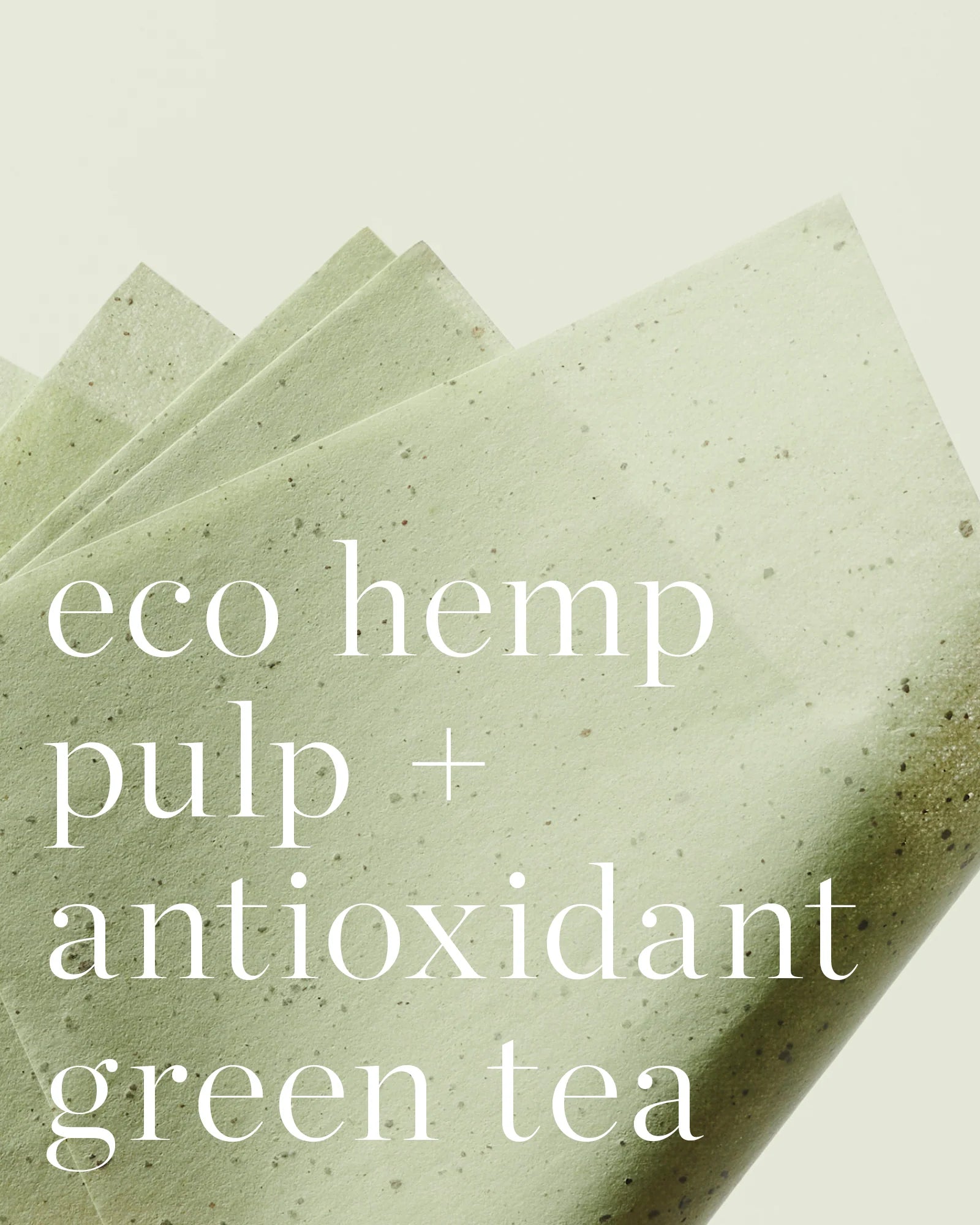 Deze ultradunne oil control blotting papers zijn gemaakt van zacht, milieuvriendelijk henneppulp papier dat overtollig talg opneemt zonder poederachtig residu of een zwaar laagje achter te laten. Perfect voor een snelle touch-up onderweg of wanneer je huid een frisse matte finish nodig heeft.