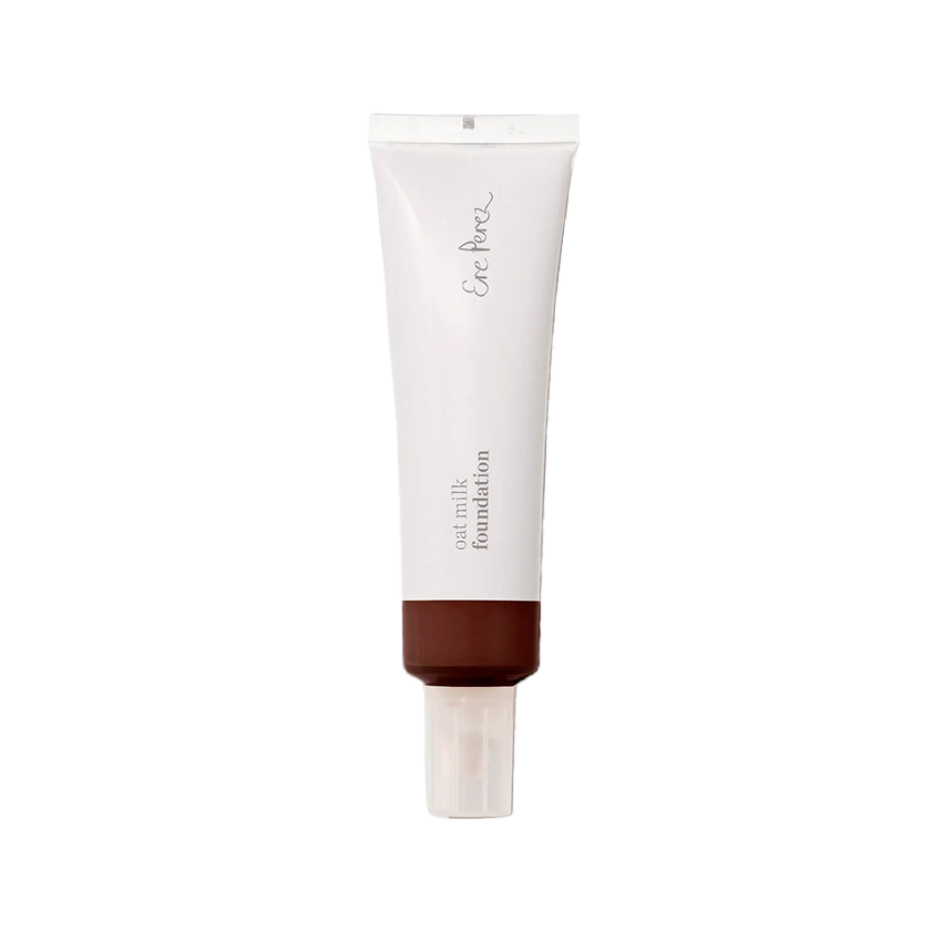 Zoek niet verder als je op zoek bent naar een vegan, niet-vette, natuurlijk uitziende en long lasting foundation voor de diep donkere huid. De unieke formule van de Ere Perez Oat Milk Foundation heeft krachtige ingrediënten zoals natuurlijke havermelk, perzik en vitamine E om een ​​gezonde huid te bevorderen. #kleur_espresso