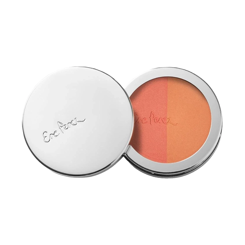 De Rice Powder Blush van Ere Perez is een blush voor een prachtige glow. De blush is verdeeld in twee tinten: een matte peach tint en een roze tint met een shimmer. Je kunt de blush gebruiken om een mooie kleur aan je gezicht te geven. De Blush poeders hebben een velvet finish.