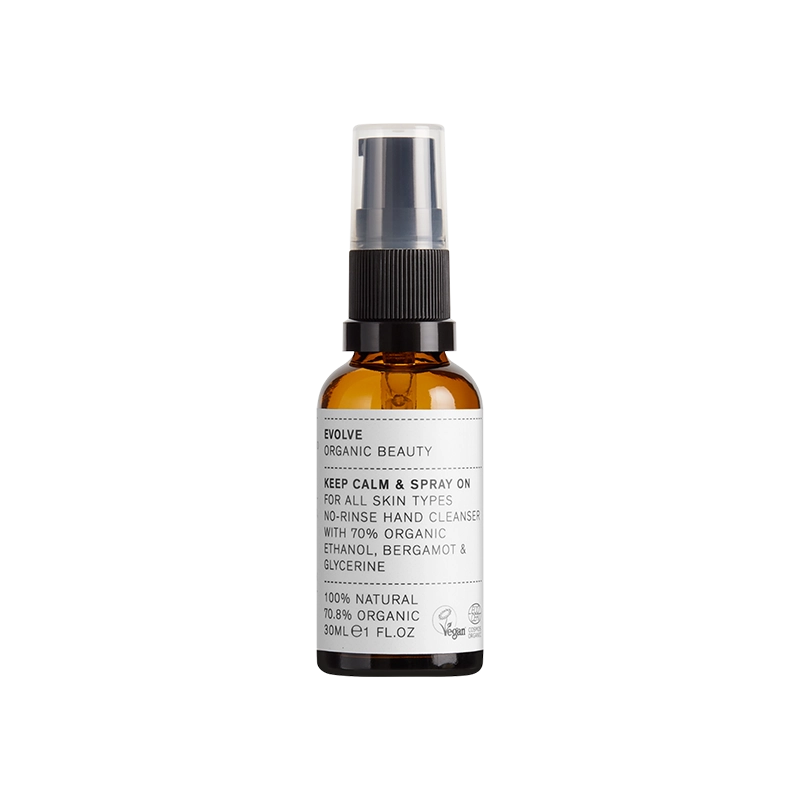 Evolve Organic Beauty Keep Calm & Spray On Hand Sanitizer is geformuleerd met 70% alcohol, wat 10% meer is dan de minimum aanbevolen hoeveelheid om effectief te zijn tegen het virussen. Deze vegan hand sanitizer bevat organische glycerine voor hydratatie en biologische etherische olie van Bergamot vanwege zijn antivirale eigenschappen en zijn heerlijke oppeppende geur.