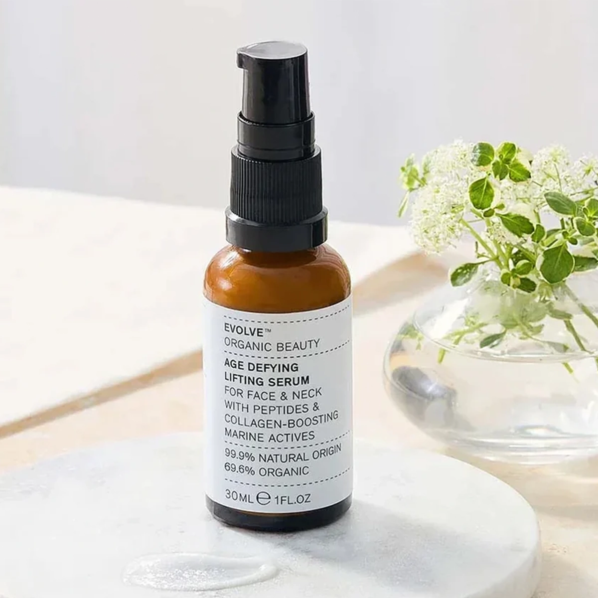 Evolve Organic Beauty Age Defying Lifting Serum 30 ml, natuurlijk vegan anti aging gezichtsserum met peptiden en hyaluronzuur voor een stevigere huid.