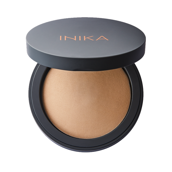 Deze award winnende minerale poeder foundation van INIKA geeft de perfecte basis en verstopt de huid niet en absorbeert overtollig olie uit de poriën. De mineral foundation is prachtige op te bouwen en geeft een lichte of volledige dekking voor elke gelegenheid. Ook is deze foundation geschikt voor de gevoelige huid door de krachtige werking van Squalaan uit olijven en Magnolia Bark Extract.
