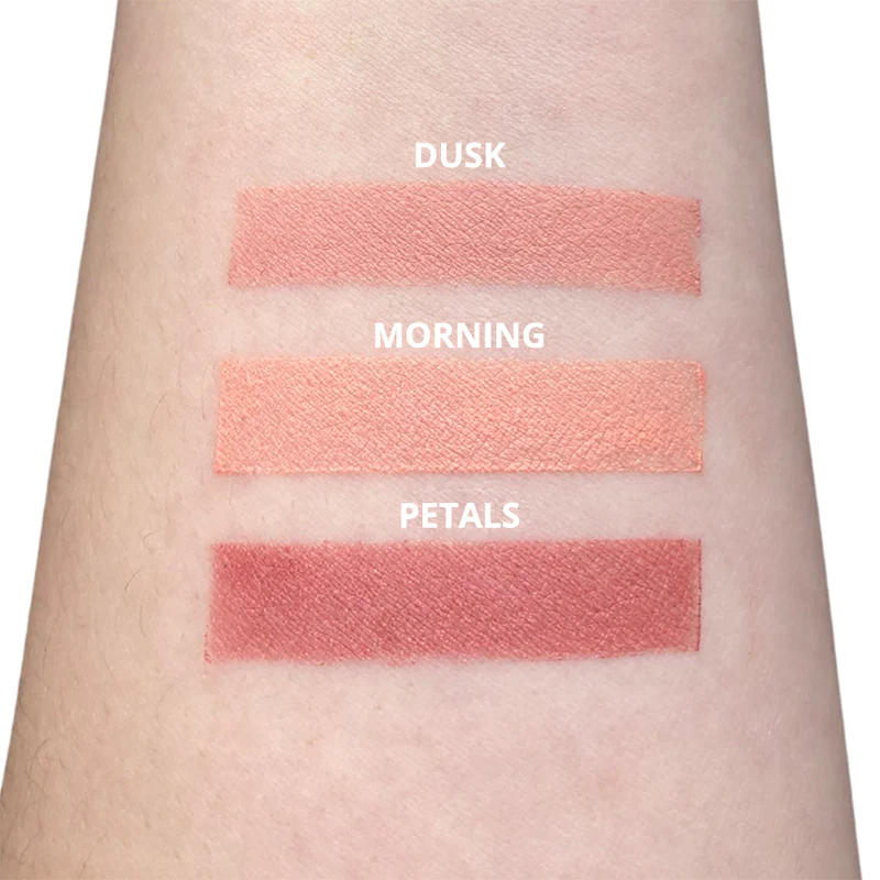 Deze prachtig verpakte set van INIKA geeft je make-up een prachtige glow met een mooie gezonde kleur. De Lip and Cheek Cream in Dusk smelt perfect met je huid voor een natuurlijke finish. De Radiant Glow Veil geeft je huid een natuurlijke glow en werkt als vegan vochtinbrengende crème, primer & highlighter in 1. De multitasking lichtgewicht voedende 3-in-1 formule is voorzien van lichtreflecterende technologie om de huid een stralende finish te geven voor de perfecte basis.