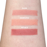 Deze prachtig verpakte set van INIKA geeft je make-up een prachtige glow met een mooie gezonde kleur. De Lip and Cheek Cream in Dusk smelt perfect met je huid voor een natuurlijke finish. De Radiant Glow Veil geeft je huid een natuurlijke glow en werkt als vegan vochtinbrengende crème, primer & highlighter in 1. De multitasking lichtgewicht voedende 3-in-1 formule is voorzien van lichtreflecterende technologie om de huid een stralende finish te geven voor de perfecte basis.