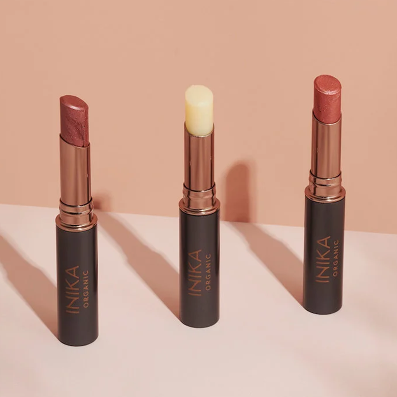 Deze INIKA Biologische lippen balsem en lip tint in een prachtige bruin roze kleur is perfect voor een verzorgde maar niet&nbsp;tè opgemaakte look. Verrijkt met natuurlijke ingrediënten zoals vitamine E, castor olie, kokosolie, sheabutter en pepermuntolie worden je lippen gedurende de hele dag beschermd en gehydrateert.