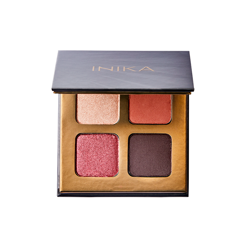 Dit fantastische Eyeshadow Quad van Inika Organic is ontzettend veelzijdig. Ga je voor een neutrale look of wil je juist een mooie smokey eye met een sparkle? Inika biedt het beste van twee werelden en combineert de rijke kleur van pure minerale pigmenten die prachtig te blenden zijn. En dit geheel Vegan en Dierproefvrij!