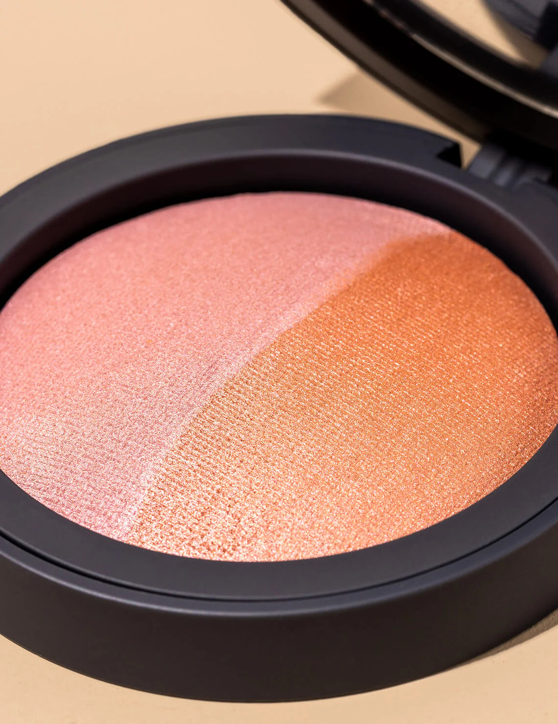 INIKA Baked Mineral Blush Duo is een natuurlijk, mineraal blush duo in frisse, inspirerende tinten die past bij de rest van de INIKA Organic Baked Collection. Verkrijgbaar in twee prachtige tinten; Pick Tickle voor een lichte tot medium huidtinten en Burnt Peach voor medium tot donkere huidtinten.