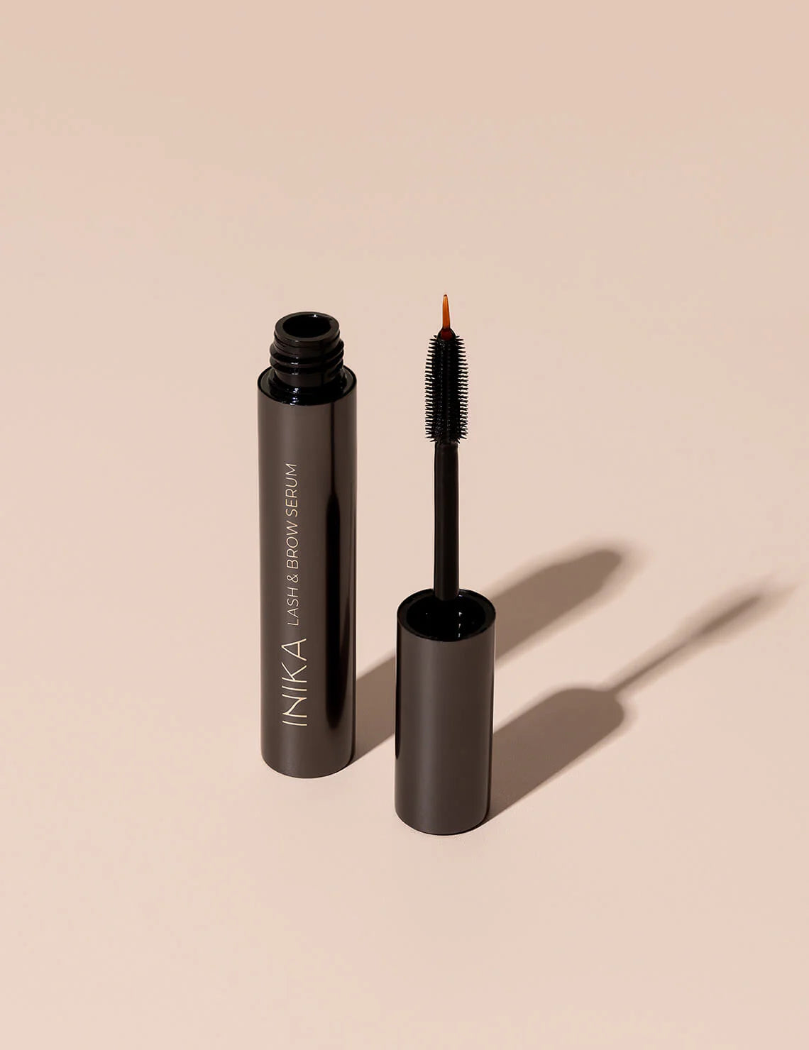 De vegan INIKA Organic Lash &amp; Brow Serum verlengt en verdikt de wimpers en wenkbrauwen dankzij een mix van haarversterkende en groeibevorderende plantaardige ingrediënten, waaronder zwarte ricinusolie, marula zaadolie en pompoenpittenolie. De applicator met twee uiteinden zorgt voor een nauwkeurige applicatie op maat van de wenkbrauwen en wimpers.