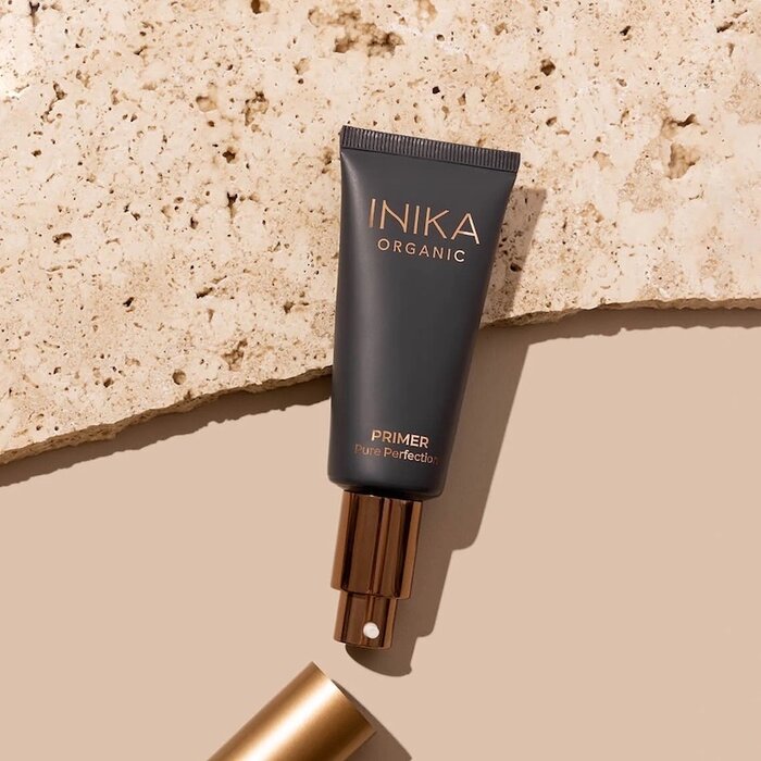 De Pure Perfection Primer zit boordevol voedingsstoffen, waaronder Kangaroo Paw Extract, hyaluronzuur en jojoba olie. Deze primer geeft je huid een hydraterende boost en maakt huid steviger en gladder. Is geheel vegan, hallal, natuurlijk en dierproefvrij.