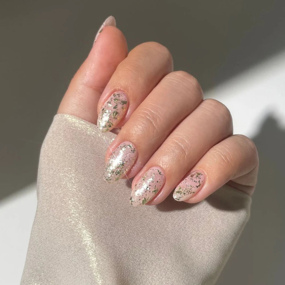 De ultieme gouden glitter! Carrie van London Grace zorgt voor een betoverende manicure. Denk aan fonkelende lichtjes, decadente feestjes en luxueuze glamour, allemaal gevangen in één flesje. Of het nu een chic black-tie evenement is of een knusse winterbijeenkomst, Carrie voegt precies de juiste sprankeling toe. Je kunt Carrie solo dragen of over elke nagellakkleur aanbrengen voor een schitterende glitterafwerking.
