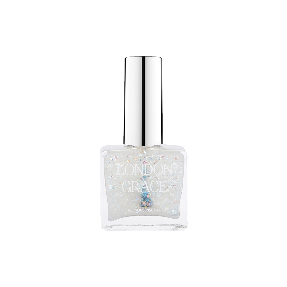 Een paar laagjes van de vegan Pearl Top Coat van London Grace toveren je nagels om met een iriserende glans. Deze topcoat fixeert niet alleen de kleur en verlengt de houdbaarheid van je mani-pedi, maar de glinsterende deeltjes geven ook een speelse touch aan je favoriete nagellakkleur. Breng hem aan over een London Grace-kleur of draag hem solo voor een subtiel chique ‘pearl’ effect.