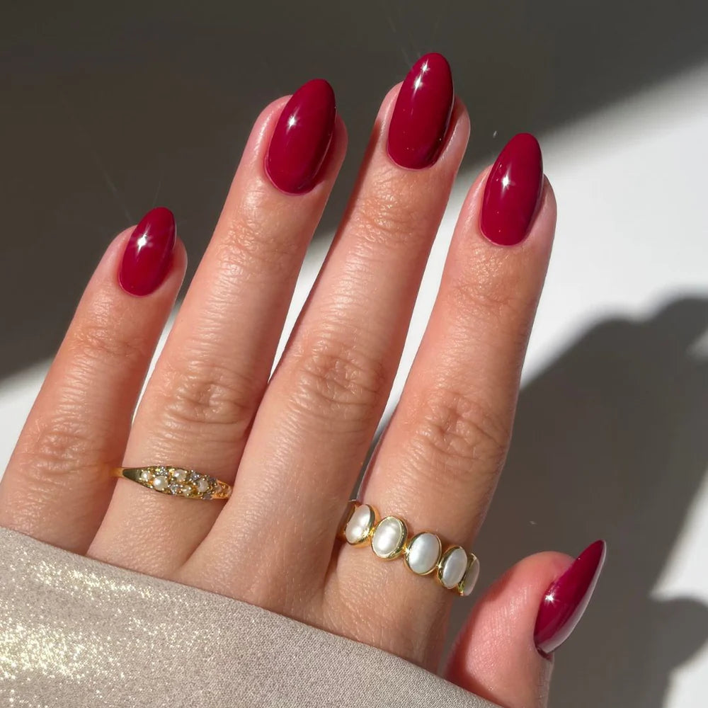 Een diepe framboosrode tint die tijdloze elegantie een nieuwe betekenis geeft. Deze gedurfde, zelfverzekerde kleur van London Grace straalt kracht en klasse uit. Perfect voor een avond vol cocktails of dansen tot de ochtendgloren. Scarlett zorgt ervoor dat je nagels onvergetelijk zijn. Een onmisbare kleur in elke nagellakcollectie!