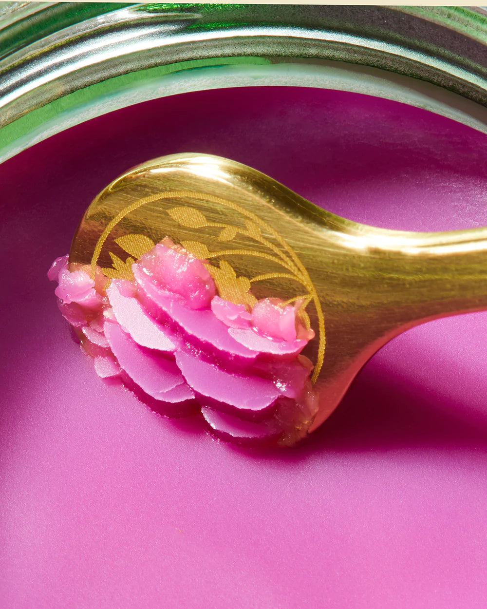 Ranavat Restoring Moonseed Treatment is een innovatieve herstelbehandeling voor de huid, die klinisch bewezen is om fijne lijntjes te verminderen en roodheid en irritatie te verzachten. Het is een balsem die geschikt is voor normale, droge en gecombineerde huidtypes die echt heelijk ruikt! Deze vegan behandeling bevat een blend van meer dan 30 ayurvedische ingrediënten die zorgvuldig zijn geselecteerd om de huid te revitaliseren en te herstellen 