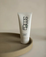Het voeden van je huid is belangrijk, maar het reinigen ervan is minstens zo belangrijk. Een gezonde huid begint namelijk bij een goede reiniging. Kies daarom vanaf nu voor de natuurlijke reinigingscrème van SMPL Skincare, die vegan en dierproefvrij is.