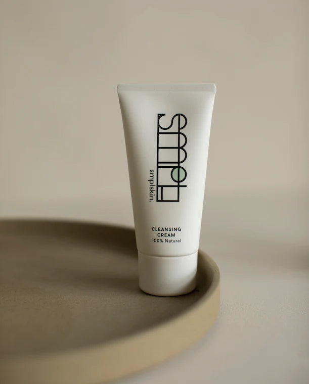 Het voeden van je huid is belangrijk, maar het reinigen ervan is minstens zo belangrijk. Een gezonde huid begint namelijk bij een goede reiniging. Kies daarom vanaf nu voor de natuurlijke reinigingscrème van SMPL Skincare, die vegan en dierproefvrij is.