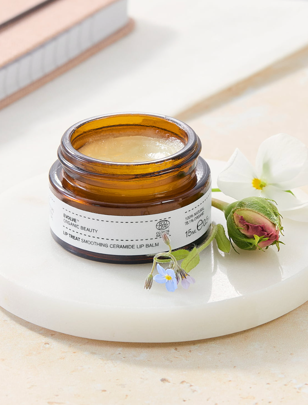 Evolve Organic Beauty Lip Treat Cacao & Orange is een fantastische paraffinevrije en volledig veganistische lipbalm / treatment om droge en schrale lippen weer zacht en soepel te maken. Deze heerlijke, 100% natuurlijke lipbalsem is samengesteld uit Organische shea butter en cacao butter en licht geparfumeerd met organische etherische olie van sinaasappel. Daarnaast bevat deze dierproefvrije lippen balsem plantaardige glycerine, zonnebloemolie en amandelolie voor een extra verzachtend en hydraterend effect.
