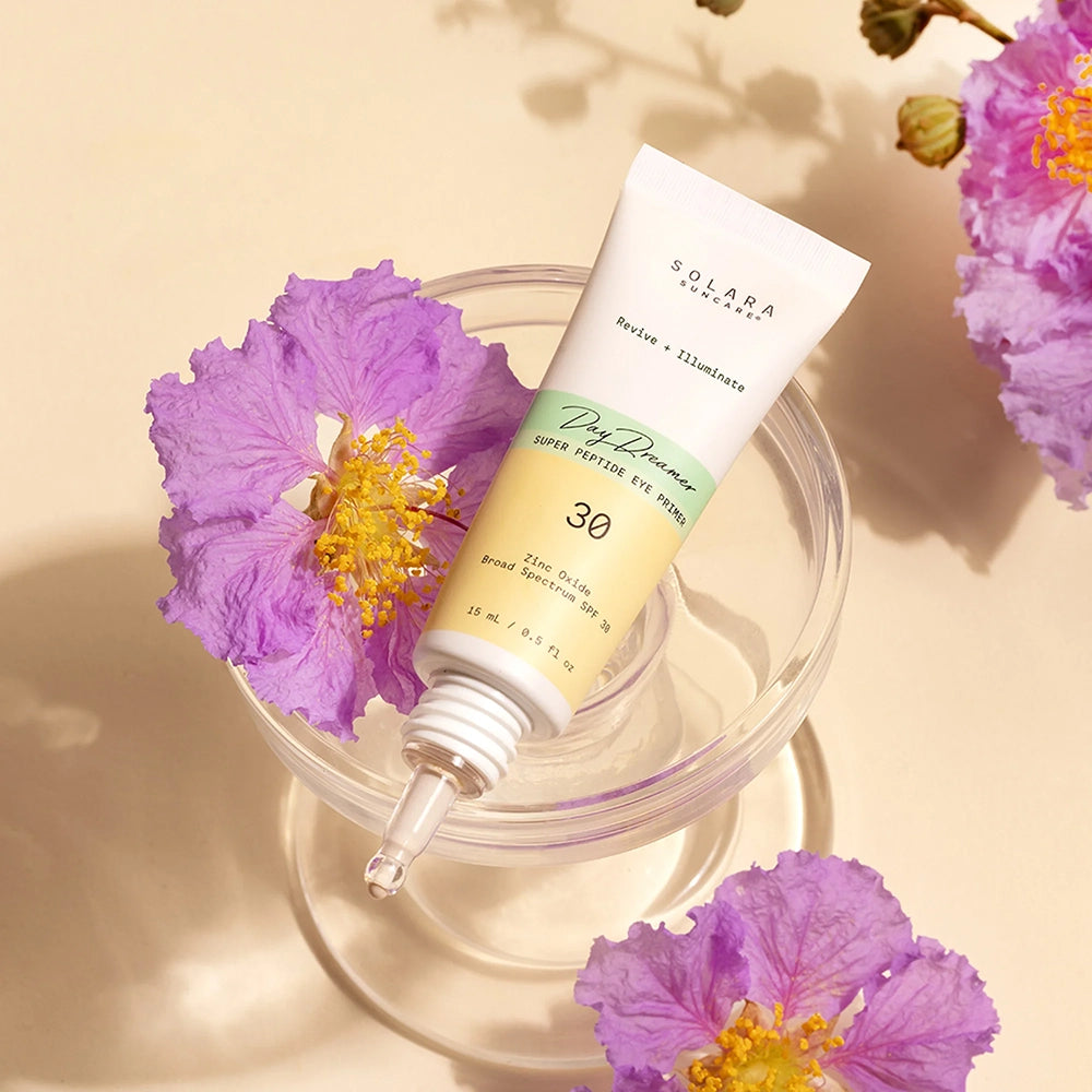 Dit innovatieve Day Dreamer Super Peptide vegan en dierproefvrije  Eye Primer van Solara met minerale SPF 30 combineert huidverzorging, zonbescherming en een make-up primer in één slimme stap. De ultralichte formule verkoelt direct, hydrateert intensief en helpt de gevoelige huid rondom de ogen zichtbaar gladder, voller en stralender te maken.