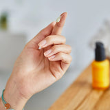 De textuur van de Curcuma Matata crème is licht en zijdeachtig, waardoor deze gemakkelijk in de huid wordt opgenomen. Het laat geen vettig of plakkerig gevoel achter en is daarom geschikt voor dagelijks gebruik, zowel 's ochtends als 's nachts.