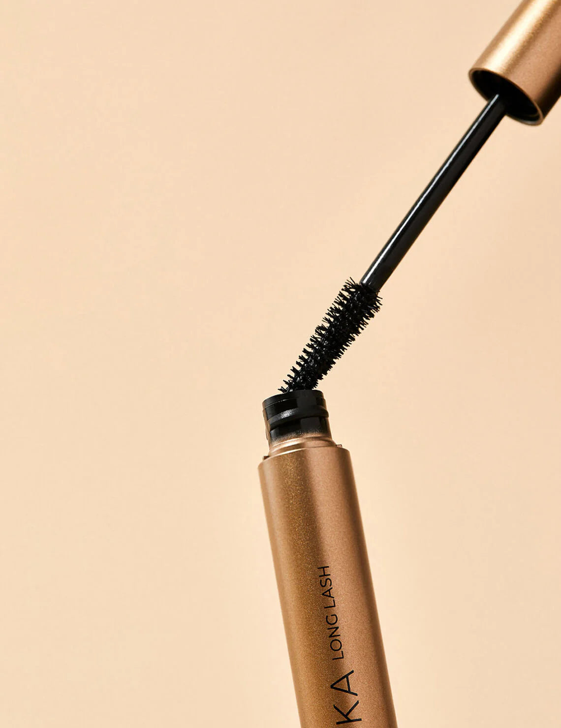 De awardwinnende INIKA Long Lash Vegan Mascara Black is een prachtige en luxueuze aanvulling op het INIKA assortiment. INIKA maakt gebruik van 100% plantaardige en natuurlijke ingrediënten om de lengte en het volume van de wimpers te verhogen. De volumineuze borstelkop zorgt ervoor dat de perfecte hoeveelheid mascara elke keer wordt aangebracht. Bij de 1e keer aanbrengen krijg je de lengte die je nodig heeft, bij de 2e keer aanbrengen krijg je het gewenste volume. Een nieuwe en revolutionaire formule!