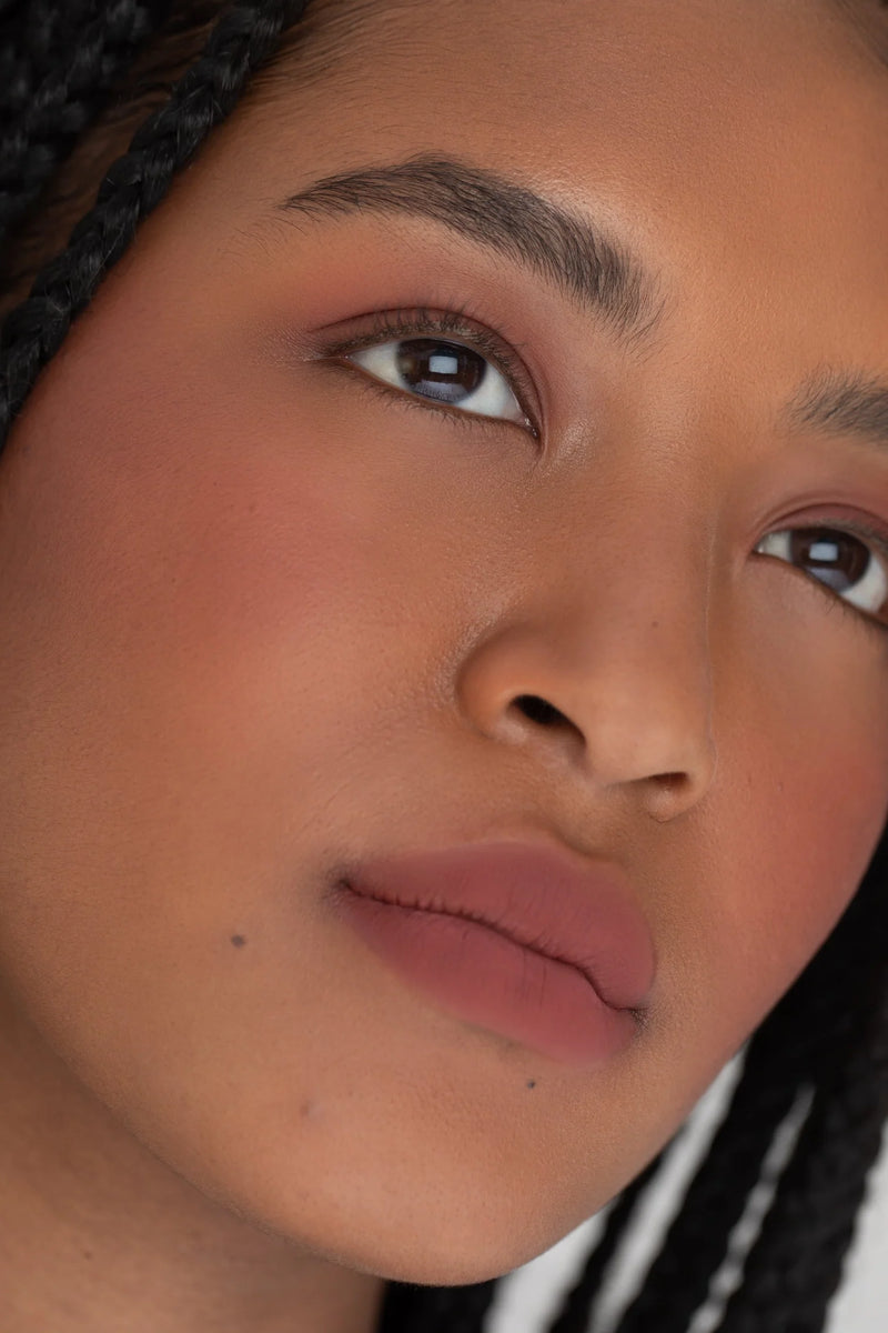 CLE Cosmetics revolutionaire Melting Lip Powder in de kleur Berry Mauve voorbeeld.