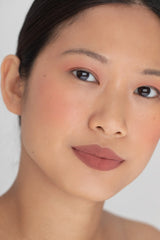 CLE Cosmetics revolutionaire Melting Lip Powder in de kleur Berry Mauve voorbeeld.