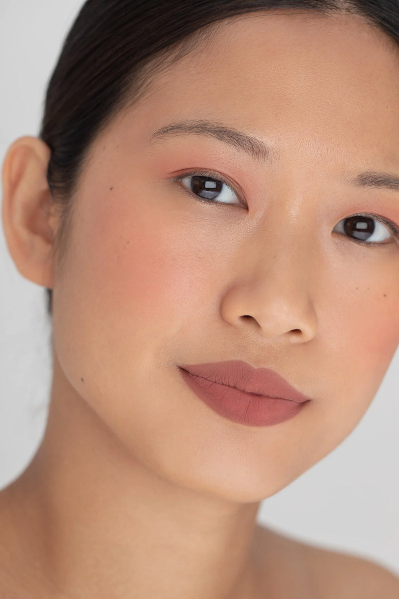 CLE Cosmetics revolutionaire Melting Lip Powder in de kleur Berry Mauve voorbeeld.