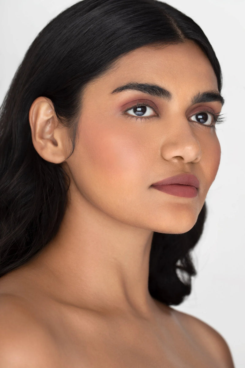 CLE Cosmetics revolutionaire Melting Lip Powder in de kleur Berry Mauve voorbeeld.