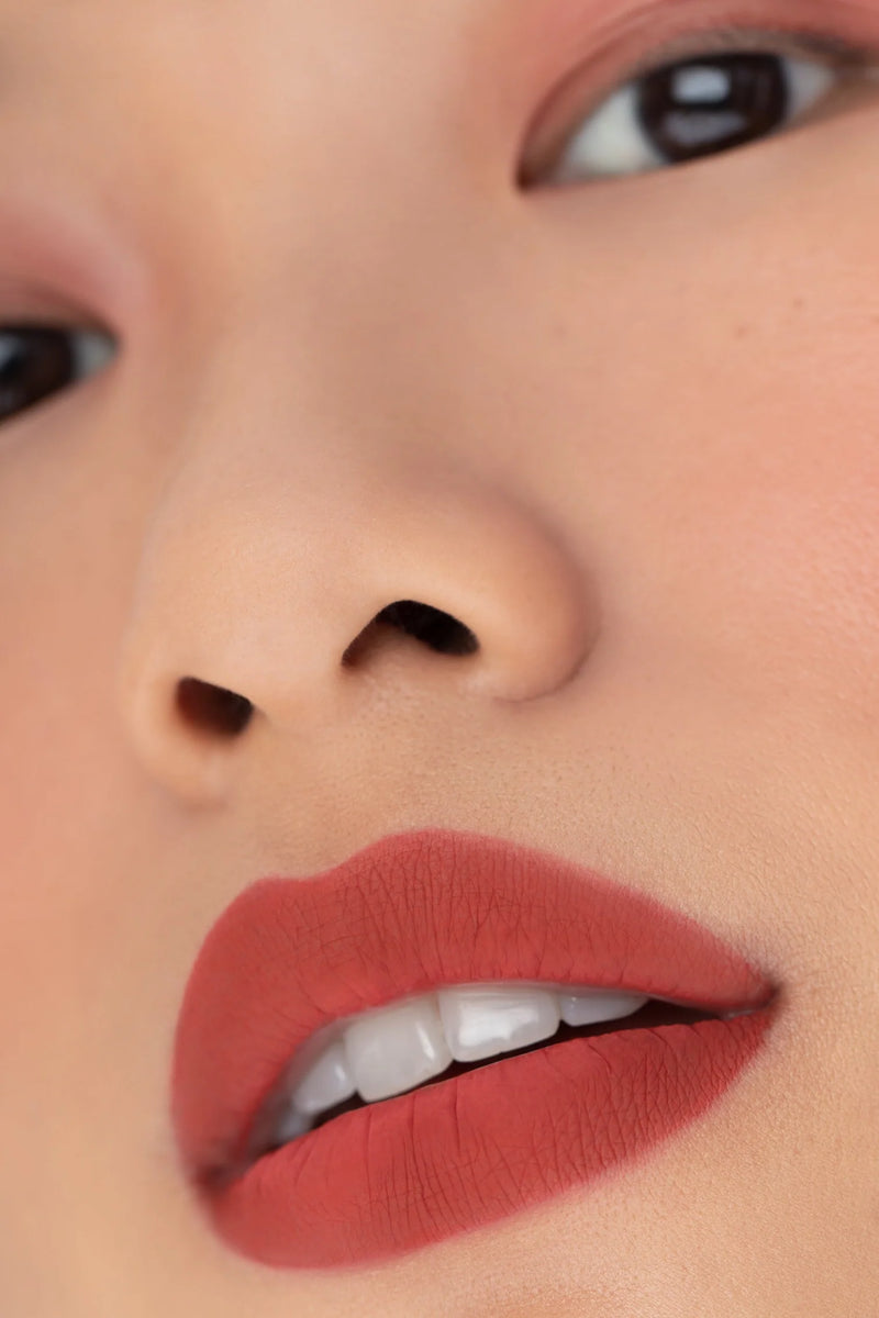 CLE Cosmetics revolutionaire Melting Lip Powder in de kleur Desert Rose voorbeeld op model