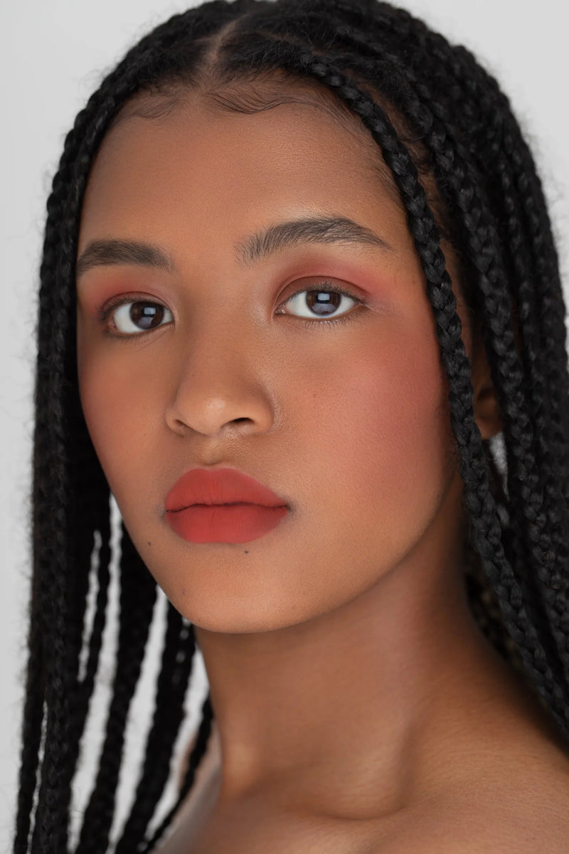 CLE Cosmetics revolutionaire Melting Lip Powder in de kleur Desert Rose voorbeeld op model