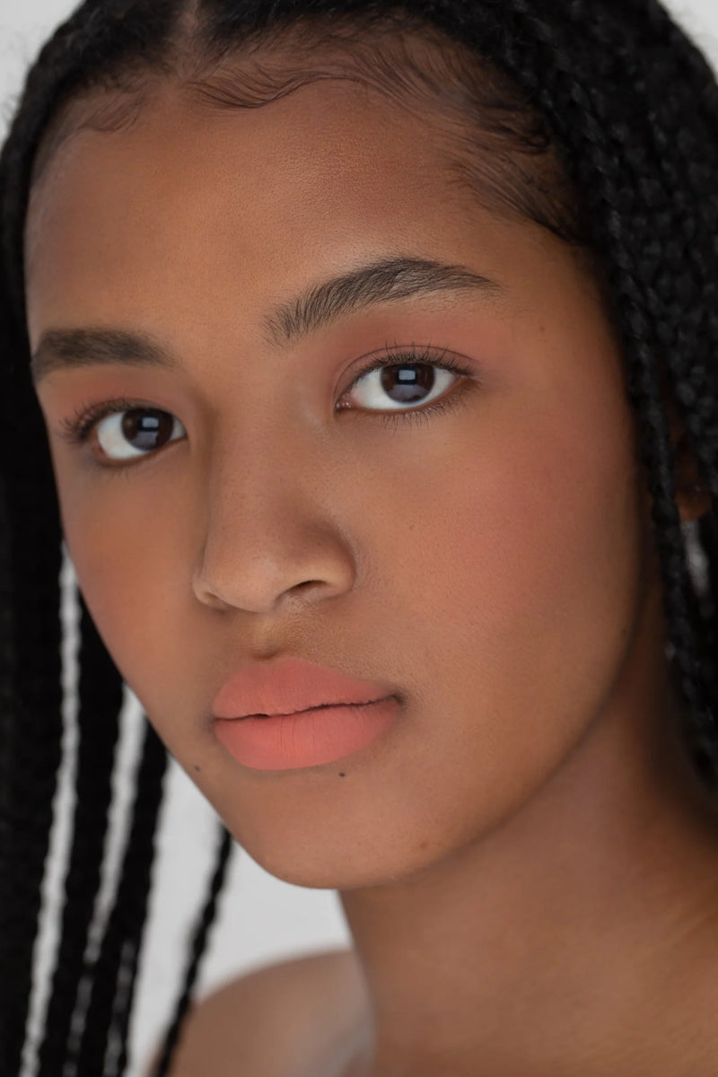 CLE Cosmetics revolutionaire Melting Lip Powder in de kleur Nude Blush voorbeeld op model