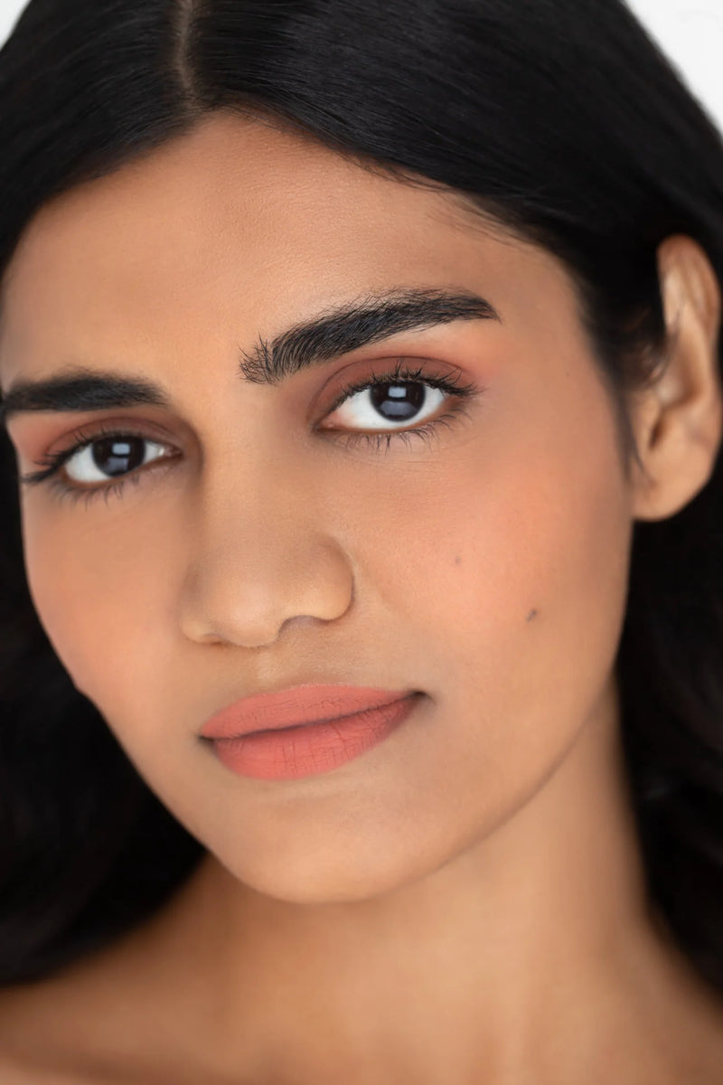 CLE Cosmetics revolutionaire Melting Lip Powder in de kleur Nude Blush voorbeeld op model