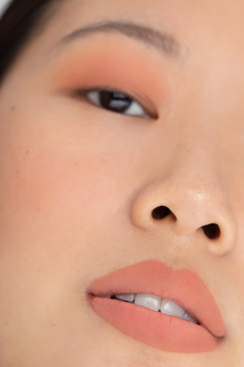 CLE Cosmetics revolutionaire Melting Lip Powder in de kleur Nude Blush voorbeeld op model