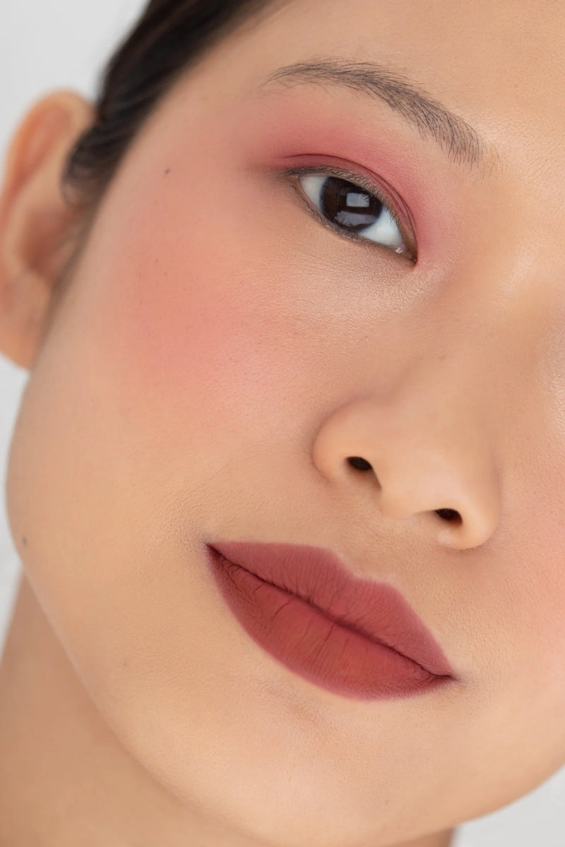 CLE Cosmetics revolutionaire Melting Lip Powder in de kleur True Red voorbeeld op model