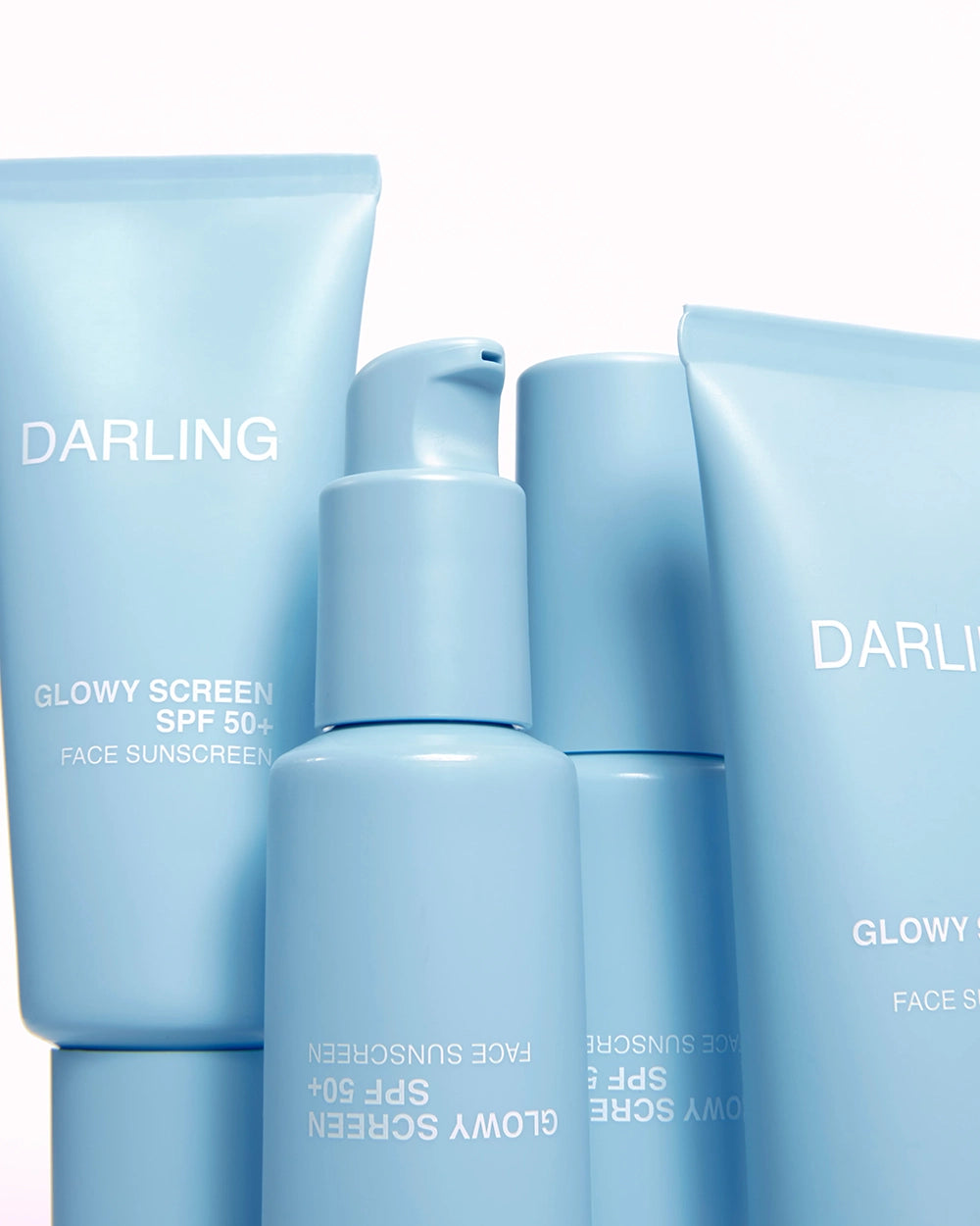 De Darling Glowy Face Cream SPF50 is een luxe, multifunctionele veganistische en dierproefvrije dagcrème met breedspectrum zonbescherming (SPF50) én huidverzorgende eigenschappen. De zijdezachte textuur geeft de huid een subtiele glow zonder vet aan te voelen of witte waas achter te laten, perfect voor dagelijks gebruik.