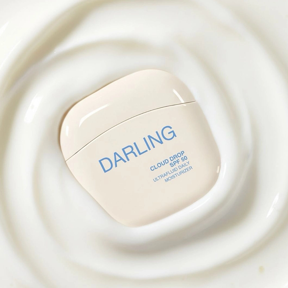 Darling Cloud Drop SPF50 Vegan Daily Moisturizer Zonbescherming in één. Op zoek naar een dagelijkse SPF die niet plakt, niet wit uitslaat en voelt alsof er bijna niets op de huid zit? Darling Cloud Drop SPF50 combineert een intens hydraterende moisturizer met krachtige breedspectrum SPF50 bescherming in één ultralichte formule.