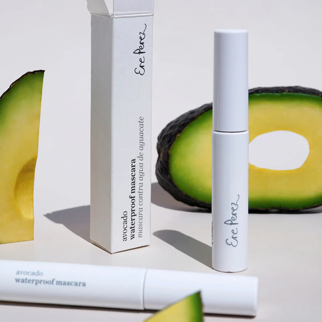 De Avocado Waterproof Mascara van Ere Perez is een mascara de zorgt voor lange, volle wimpers met een natuurlijke bruine kleur. De formule is volledig waterproof en long-lasting. De Avocado olie in de mascara versterkt de wimpers en stimuleert de groei. Daarnaast maakt dit de mascara heel geschikt voor gevoelige ogen.

Avocado's staan bekend om hun goede en gezonde vetten, maar avocado's en de olie ervan bevatten ook veel verschillende vitaminen. Zoals vitamine A, B, C, D, E & K. 