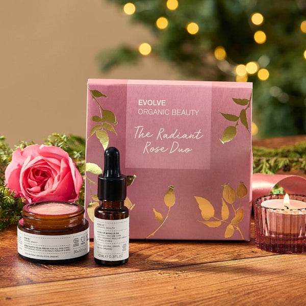 Maak kennis met The Radiant Rose Duo, het perfecte cadeau voor jezelf of iemand anders! Zeg vaarwel tegen een doffe huid en shine deze feestdagen met een stralende en verzorgde teint. Deze exfoliërende en voedende huidverzorgingscadeauset bevat twee awardwinnende producten, de Rose Quartz Facial Polish en onze Rosehip Miracle Oil. Exfolieer zachtjes met deze gezichtsscrub, gemaakt met een mix van natuurlijke ingrediënten, zoals biologische rozenbottelolie en biologisch hibiscusextract