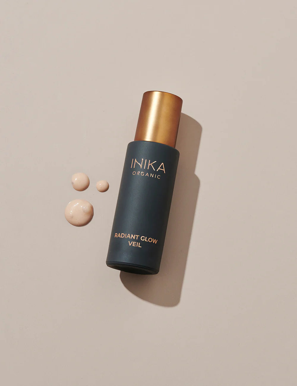 Deze prachtig verpakte set van INIKA geeft je make-up een prachtige glow met een mooie gezonde kleur. De Lip and Cheek Cream in Dusk smelt perfect met je huid voor een natuurlijke finish. De Radiant Glow Veil geeft je huid een natuurlijke glow en werkt als vegan vochtinbrengende crème, primer & highlighter in 1. De multitasking lichtgewicht voedende 3-in-1 formule is voorzien van lichtreflecterende technologie om de huid een stralende finish te geven voor de perfecte basis.