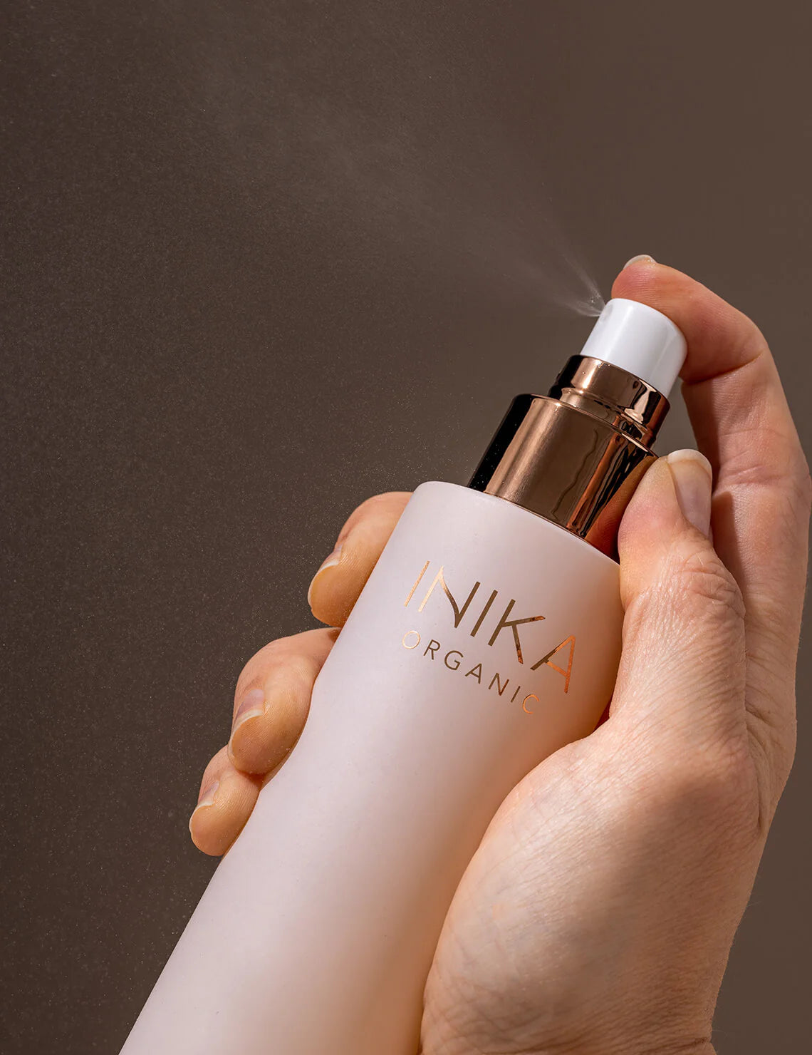Roos van Jericho is&nbsp;een krachtige antioxidant dat helpt de huid te kalmeren en te beschermen, terwijl het tegelijkertijd samenwerkt met huidverstevigende kruidnagelolie om de tekenen van veroudering tegen te gaan. De hydraterende aloë vera verzacht en verheldert de huid en zorgt voor een stralend uiterlijk.