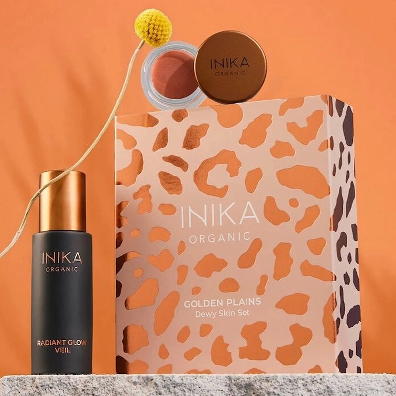 Deze prachtig verpakte set van INIKA geeft je make-up een prachtige glow met een mooie gezonde kleur. De Lip and Cheek Cream in Dusk smelt perfect met je huid voor een natuurlijke finish. De Radiant Glow Veil geeft je huid een natuurlijke glow en werkt als vegan vochtinbrengende crème, primer & highlighter in 1. De multitasking lichtgewicht voedende 3-in-1 formule is voorzien van lichtreflecterende technologie om de huid een stralende finish te geven voor de perfecte basis.