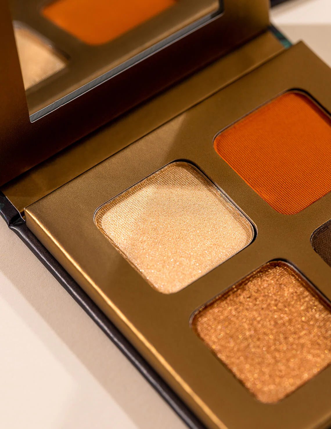 Dit fantastische Eyeshadow Quad van Inika Organic is ontzettend veelzijdig. Ga je voor een neutrale look of wil je juist een mooie smokey eye met een sparkle? Inika biedt het beste van twee werelden en combineert de rijke kleur van pure minerale pigmenten die prachtig te blenden zijn. En dit geheel Vegan en Dierproefvrij!
