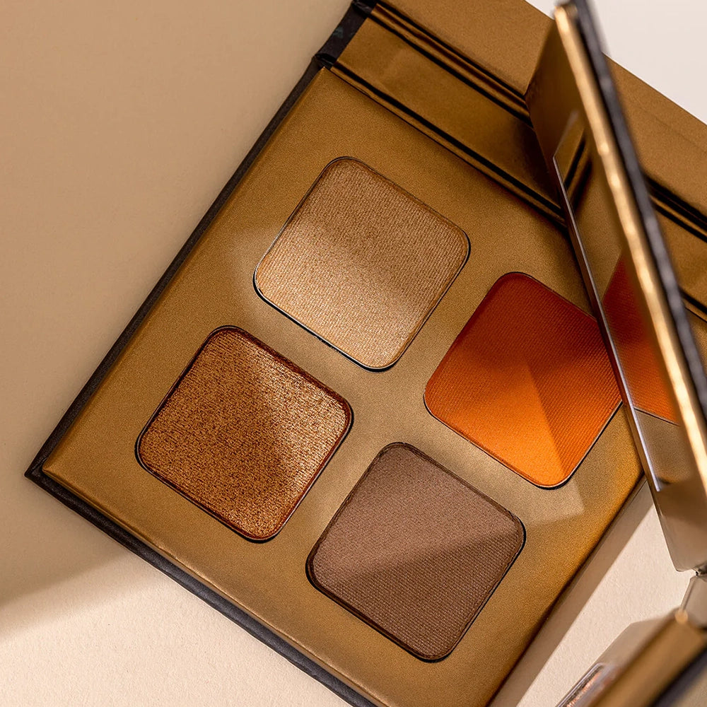 Dit fantastische Eyeshadow Quad van Inika Organic is ontzettend veelzijdig. Ga je voor een neutrale look of wil je juist een mooie smokey eye met een sparkle? Inika biedt het beste van twee werelden en combineert de rijke kleur van pure minerale pigmenten die prachtig te blenden zijn. En dit geheel Vegan en Dierproefvrij!
