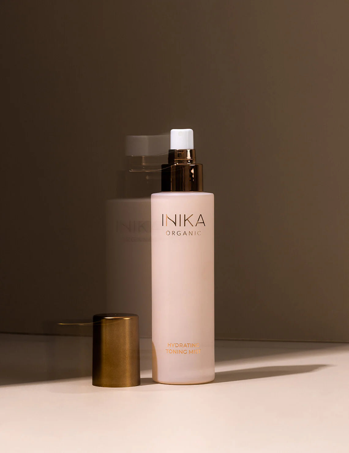 De Hydrating Toning Mist verfrist de huid met één spray en herstelt de balans en natuurlijke glans van je huid. Deze mist is ook als setting spray te gebruiken.