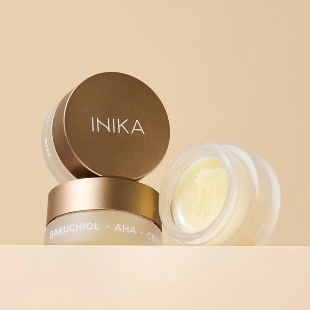 Verminder fijne lijntjes en geef je lippen een zijdezachte, soepele uitstraling met het INIKA Organic Lip Mask. Deze dierproefvrije, herstellende, natuurlijke lipbehandeling combineert exfoliërende AHA’s met collageenversterkend bakuchiol en essentiële vetzuren uit cactusvijg. Het resultaat: vollere, gevoede lippen met een prachtige glans.