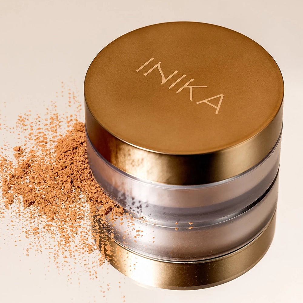 De INIKA Loose Mineral Bronzer is gemaakt van 100% natuurlijke ingrediënten, waaronder Magnolia Bark Extract om je huid te voeden en te hydrateren terwijl je het gebruikt. Bovendien bevat de INIKA Loose Mineral Bronzer geen parabenen, sulfaten of andere schadelijke chemicaliën, waardoor het een uitstekende keuze is voor mensen met een (zeer)gevoelige huid.