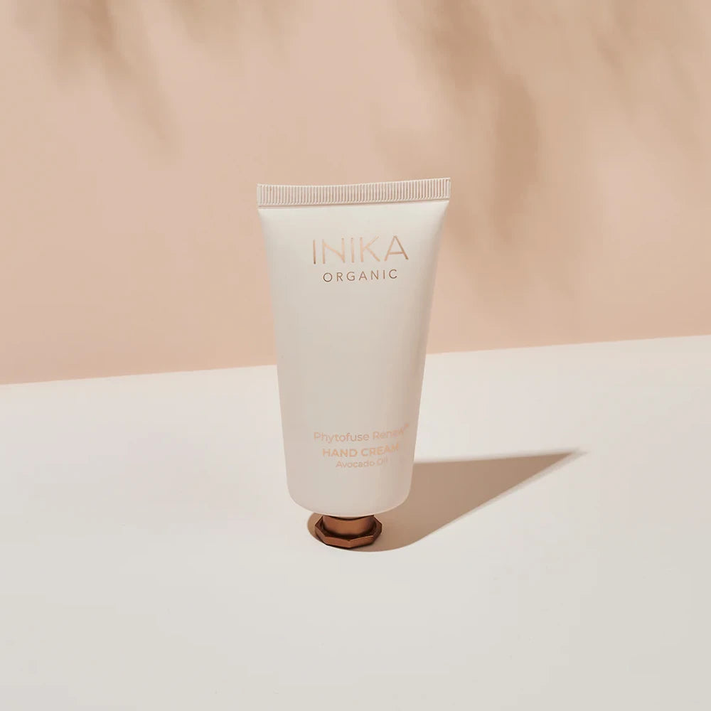 INIKA Organic Phytofuse Renew Avocado Hand Cream bevat naast avocado-olie een krachtige combinatie van plantaardige oliën en boters zoals Cacao boter en Roos van Jericho. Deze fantastische handcrème helpt tekenen van veroudering te verminderen en zorgt voor gevoede en gehydrateerde handen.