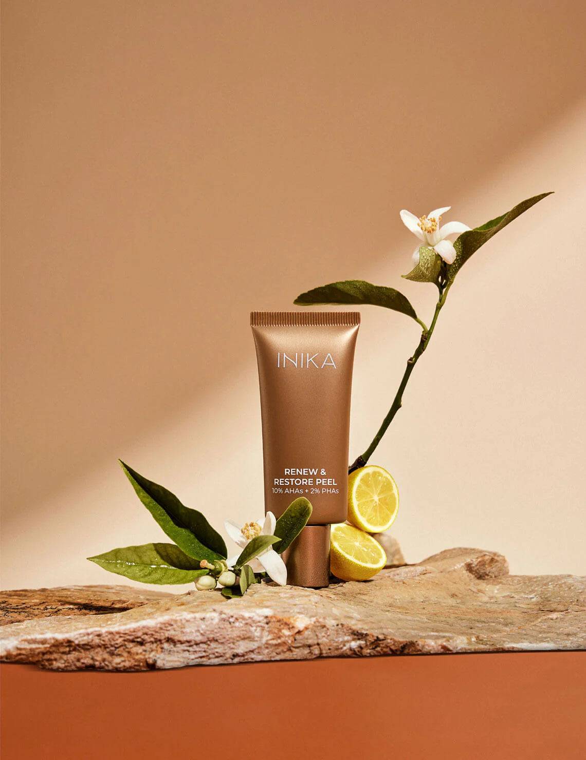 Ga voor een zichtbaar stralende, gladde, prachtige egale huid met deze geavanceerde Organic Renew &amp; Restore Peel van Inika Organic. Een krachtige mix van 5 verschillende AHA's gecombineerd met PHA's dringen diep in de huid door om poriën te ontstoppen, onzuiverheden te verwijderen en celvernieuwing te bevorderen. Natuurlijke exfoliërende deeltjes komen direct weer naar boven en verwijderen dode huidcellen, voor een zachtere, gladdere huidtextuur.