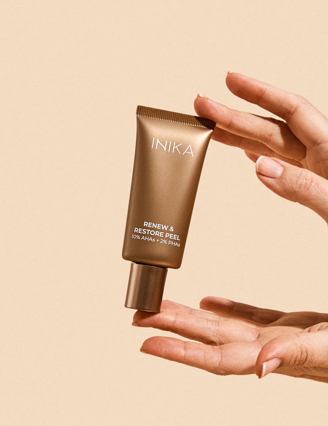Ga voor een zichtbaar stralende, gladde, prachtige egale huid met deze geavanceerde Organic Renew &amp; Restore Peel van Inika Organic. Een krachtige mix van 5 verschillende AHA's gecombineerd met PHA's dringen diep in de huid door om poriën te ontstoppen, onzuiverheden te verwijderen en celvernieuwing te bevorderen. Natuurlijke exfoliërende deeltjes komen direct weer naar boven en verwijderen dode huidcellen, voor een zachtere, gladdere huidtextuur.
